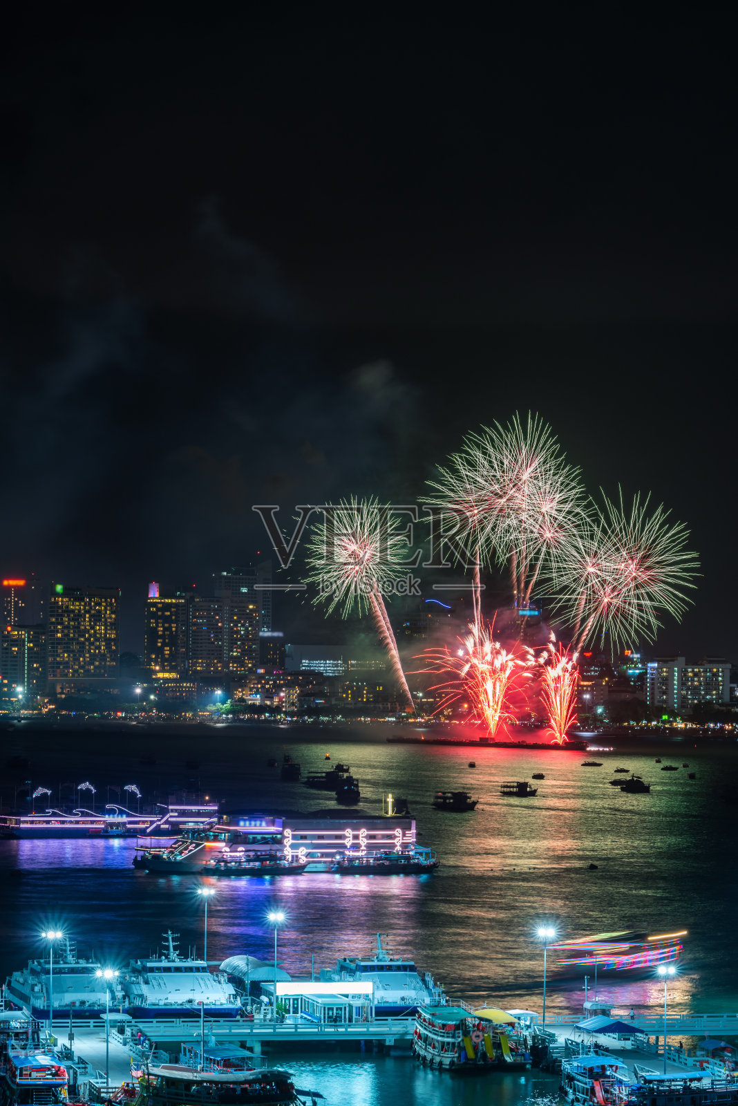 泰国芭堤雅海滩上的烟花节照片摄影图片