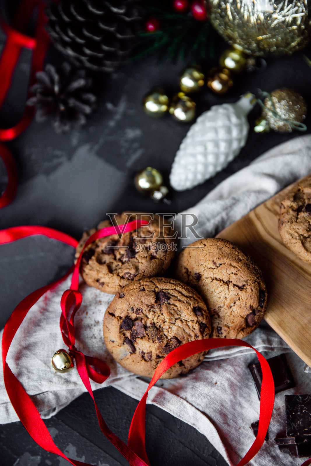 带红丝带的巧克力饼干。在粗糙的深色混凝土桌上刚烤过。有选择性的重点。副本的空间。照片摄影图片