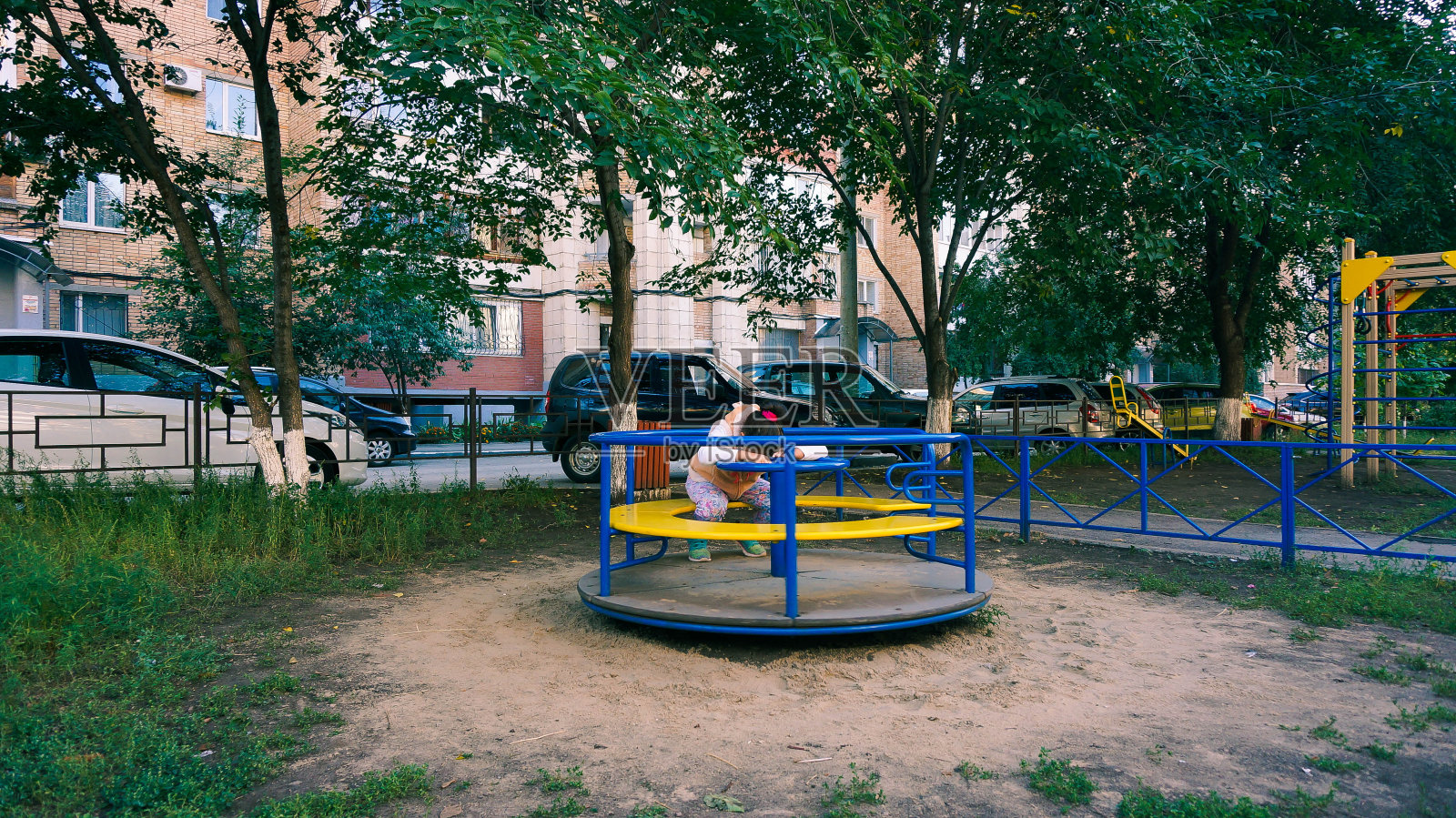 那孩子在散步时睡着了照片摄影图片
