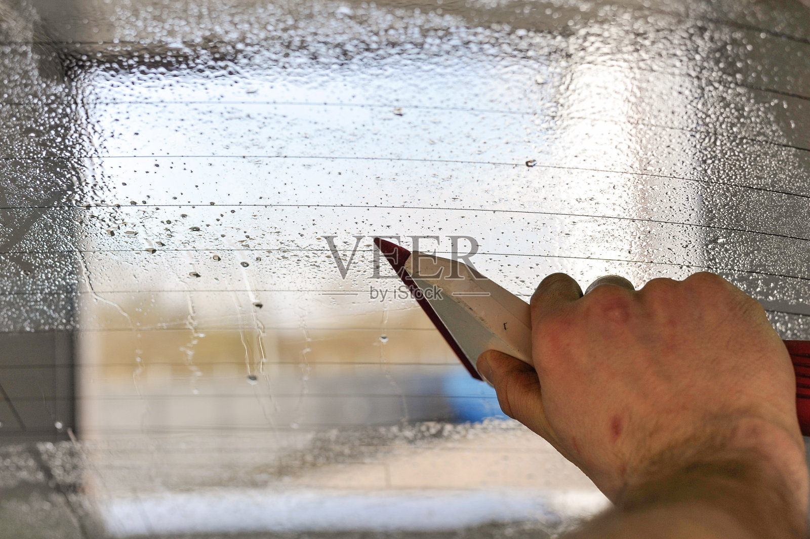 一名男子从窗户往外擦水照片摄影图片