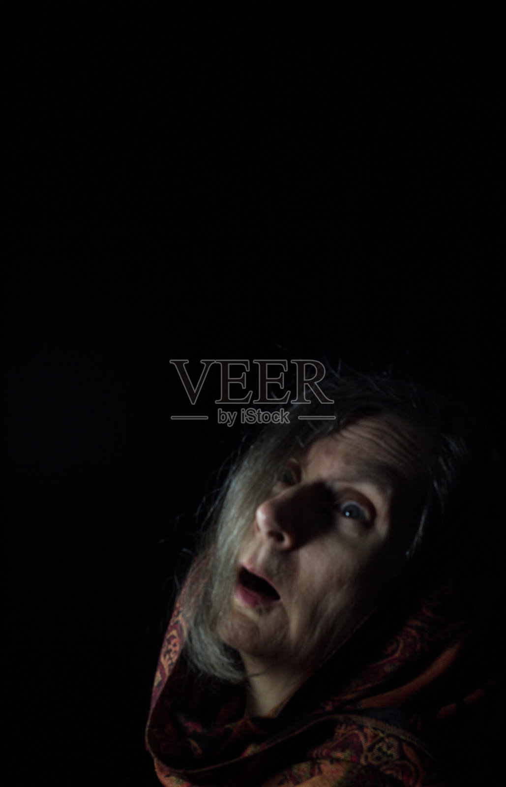 抬头看的老妇人照片摄影图片