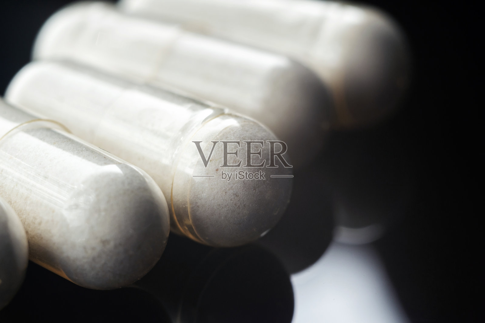 白色葡萄糖胺软骨素药用胶囊，健康补充丸，微图照片摄影图片