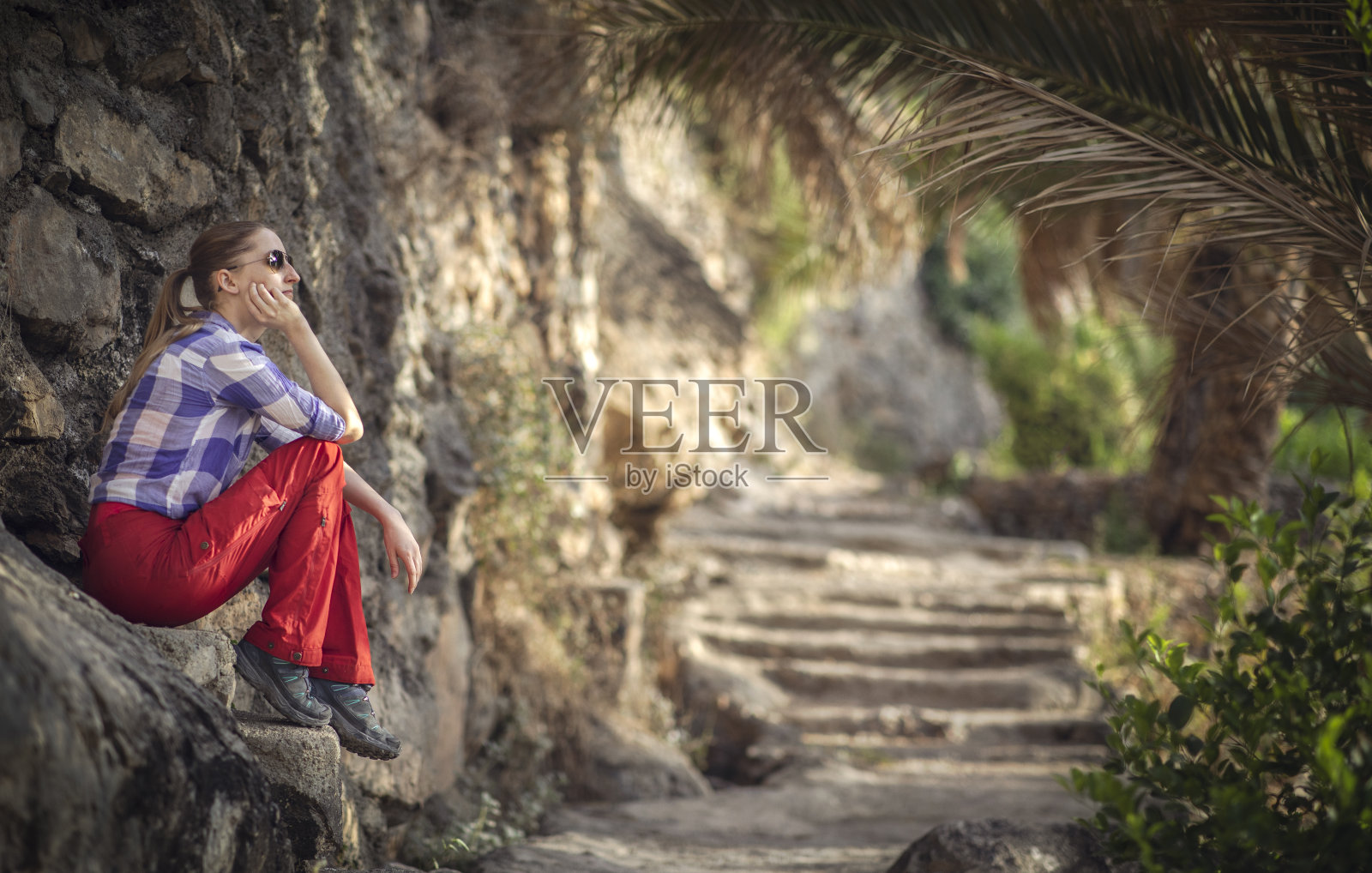 徒步者在古老的阿曼花园中休息照片摄影图片