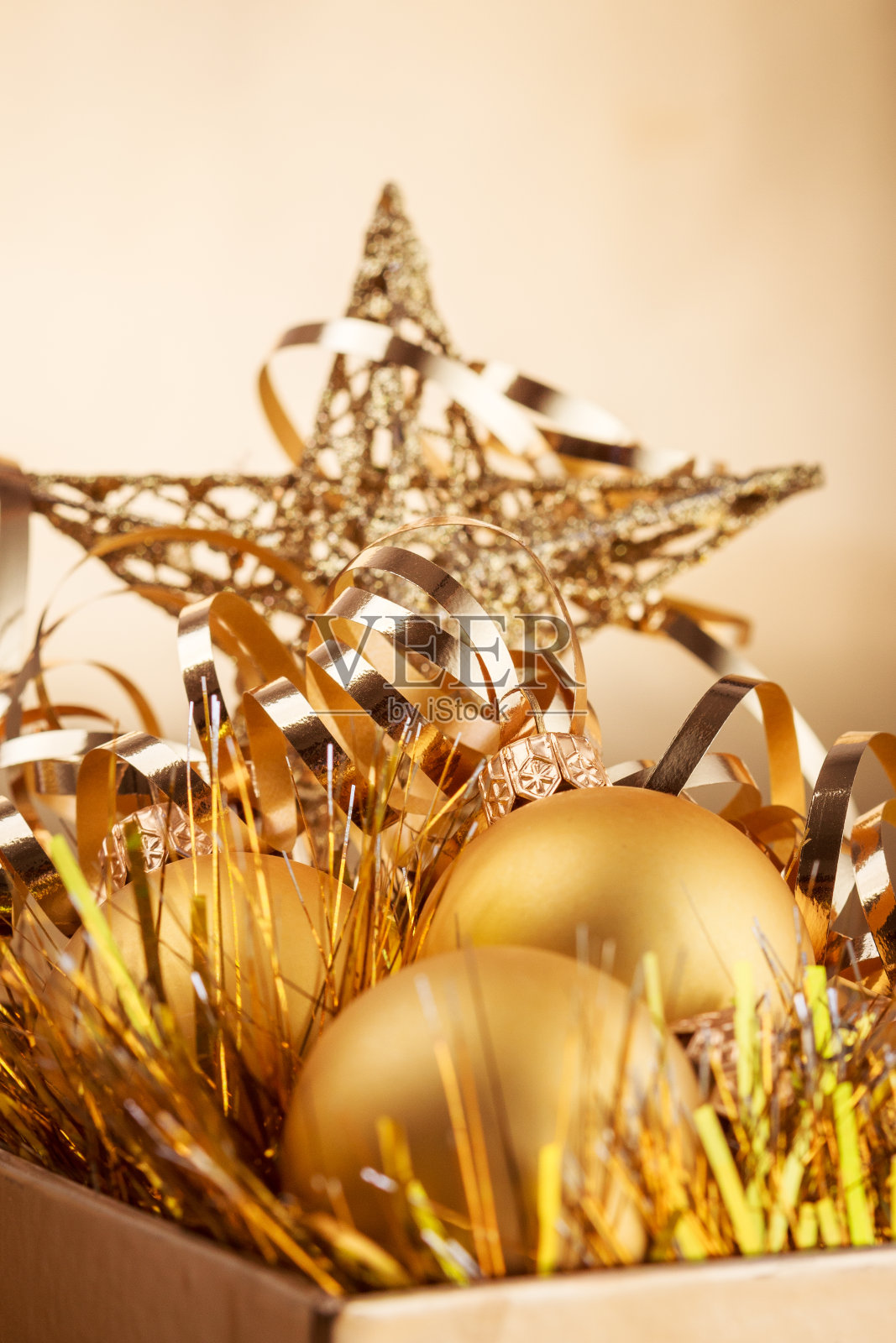 圣诞合成的圣诞树玩具在一个模糊的金色背景照片摄影图片