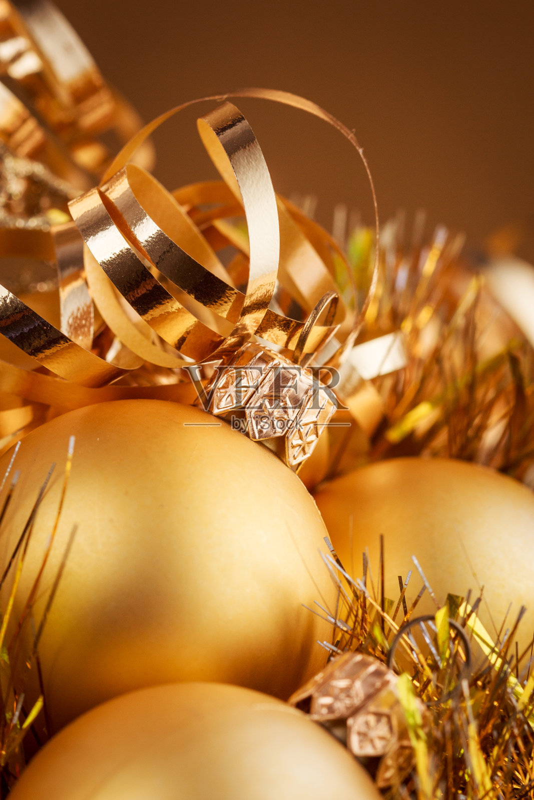 圣诞合成的圣诞树玩具在一个模糊的金色背景照片摄影图片