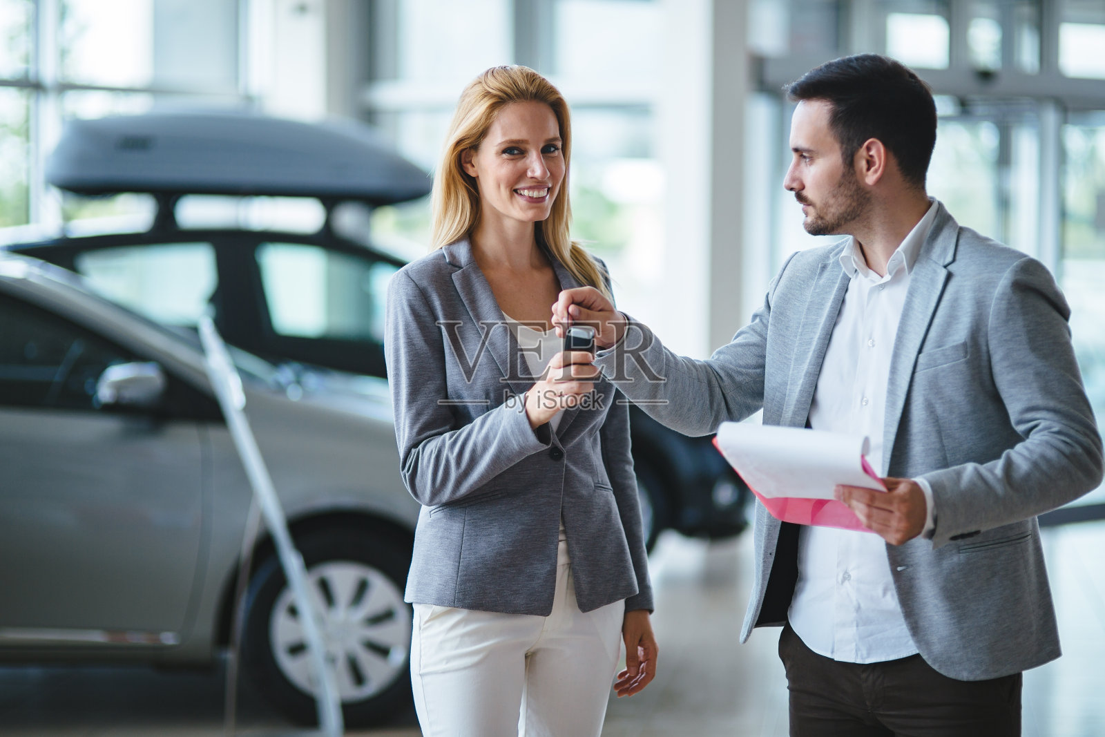 经销商向潜在客户展示一款新车型照片摄影图片