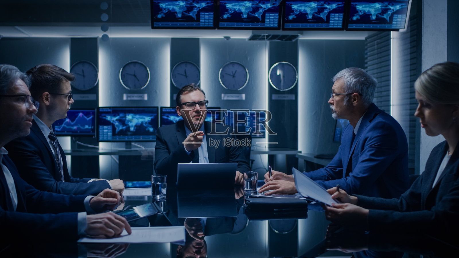 公司高管在谈判室与政府官员举行闭门会议。严肃的商务人士解决问题。照片摄影图片