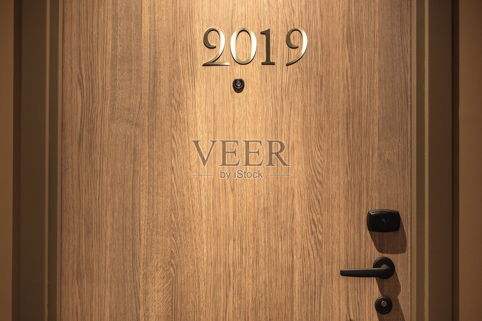 2019年新年快乐概念，酒店门上的字照片摄影图片