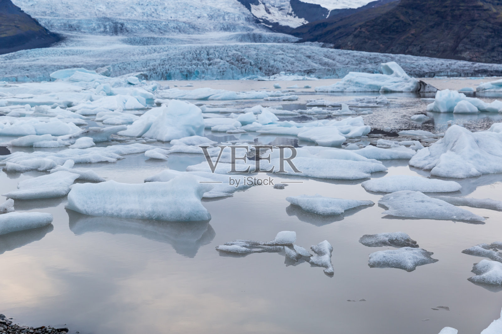 冰岛湖上从冰川上断裂的冰山照片摄影图片