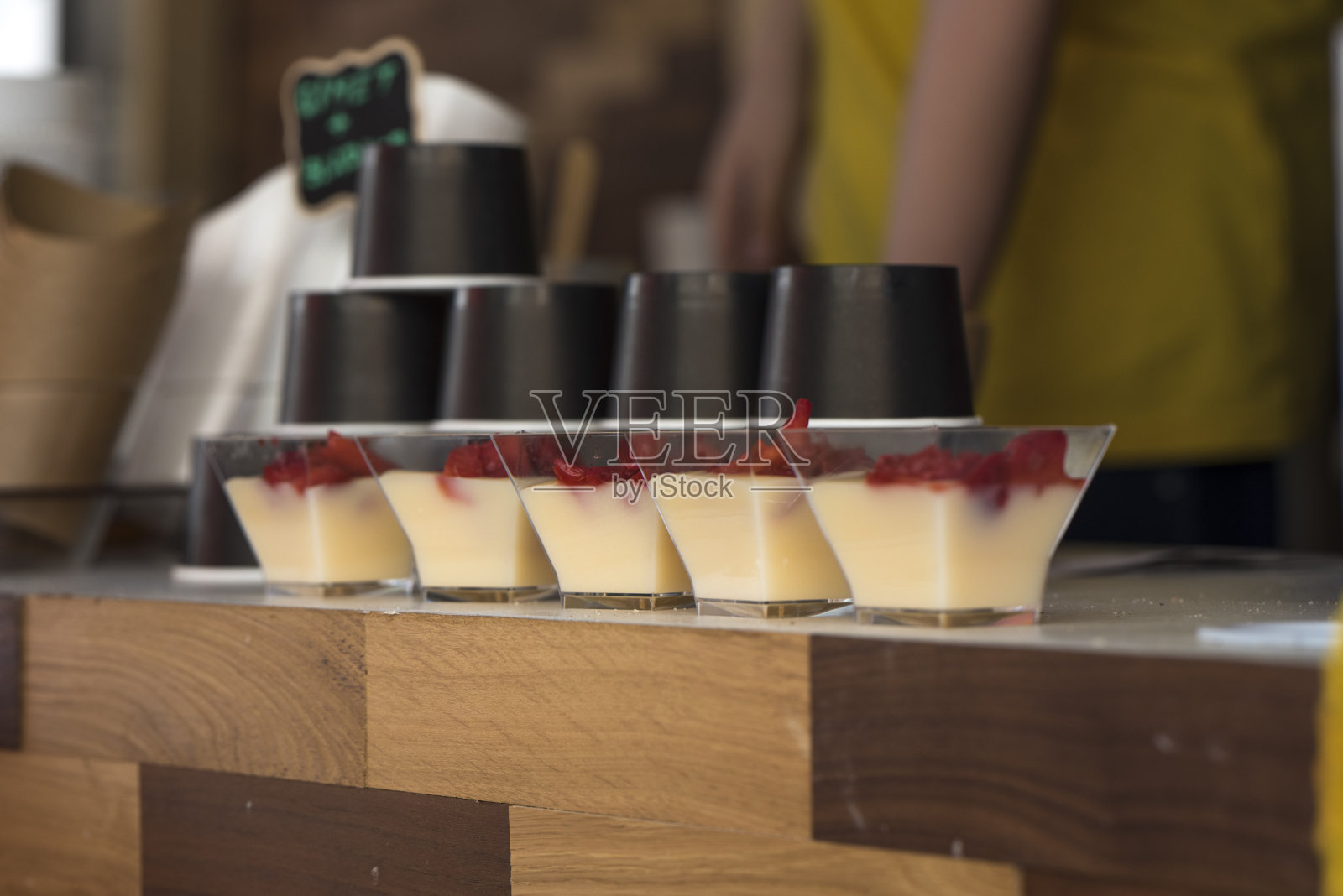 吧台上的甜点照片摄影图片