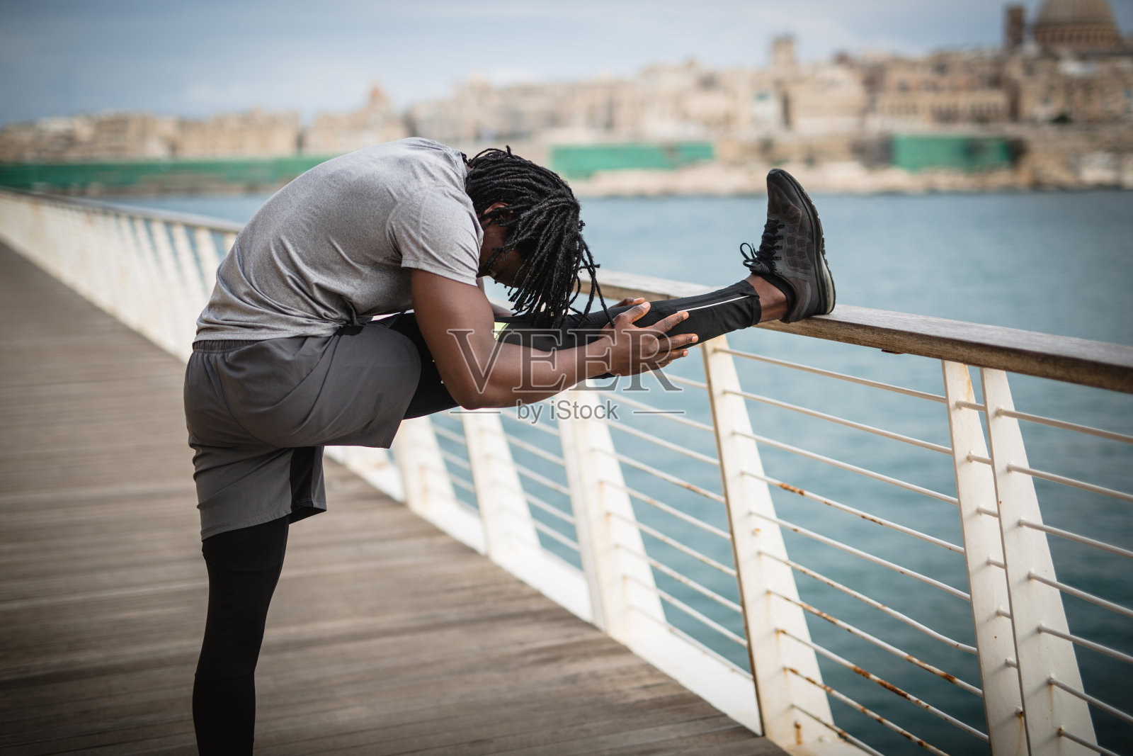 延伸到海边照片摄影图片
