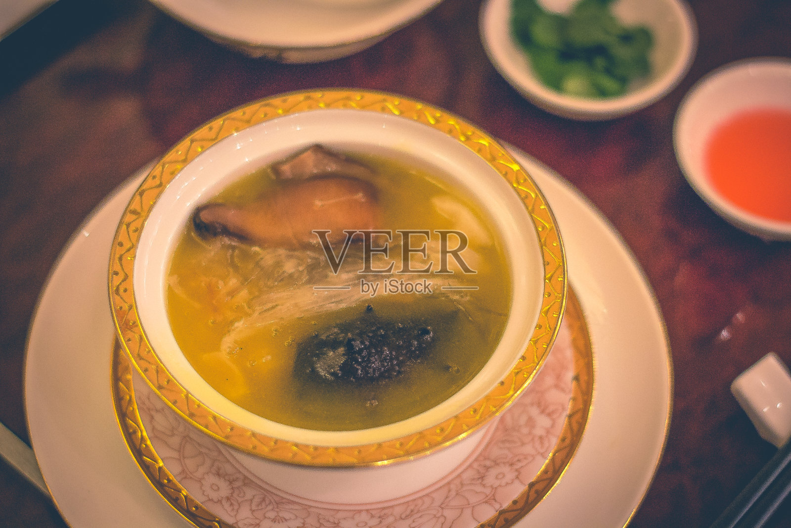 金牌和尚跳墙照片摄影图片