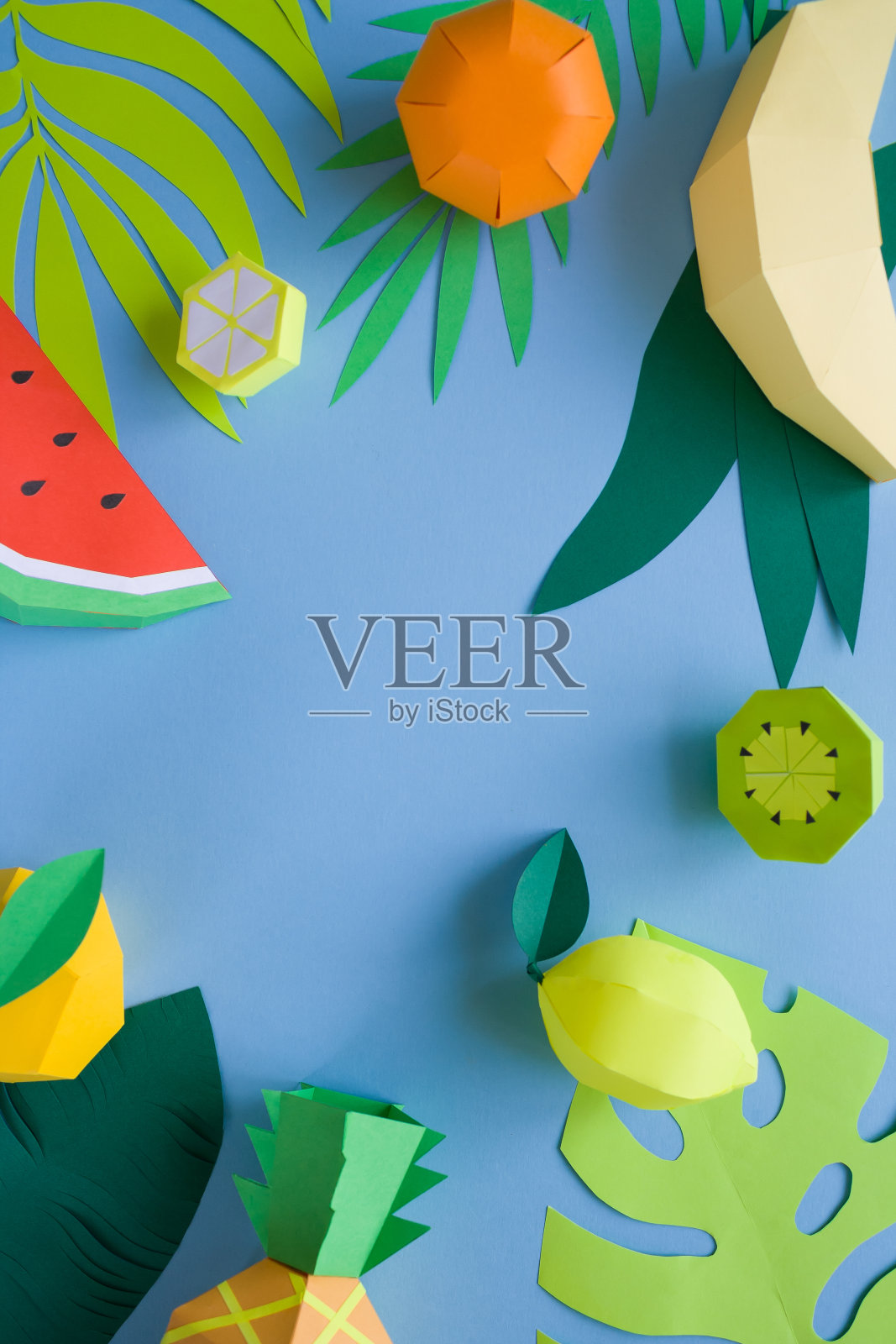 蓝色背景纸制成的异国水果照片摄影图片