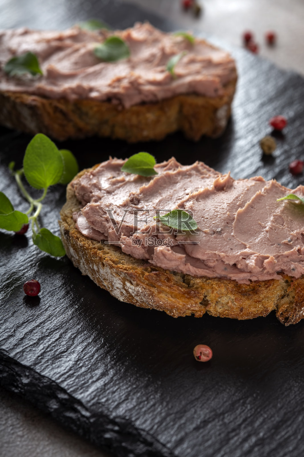 由猪肉、火鸡肝和甜蔓越莓果酱制成的馅饼照片摄影图片