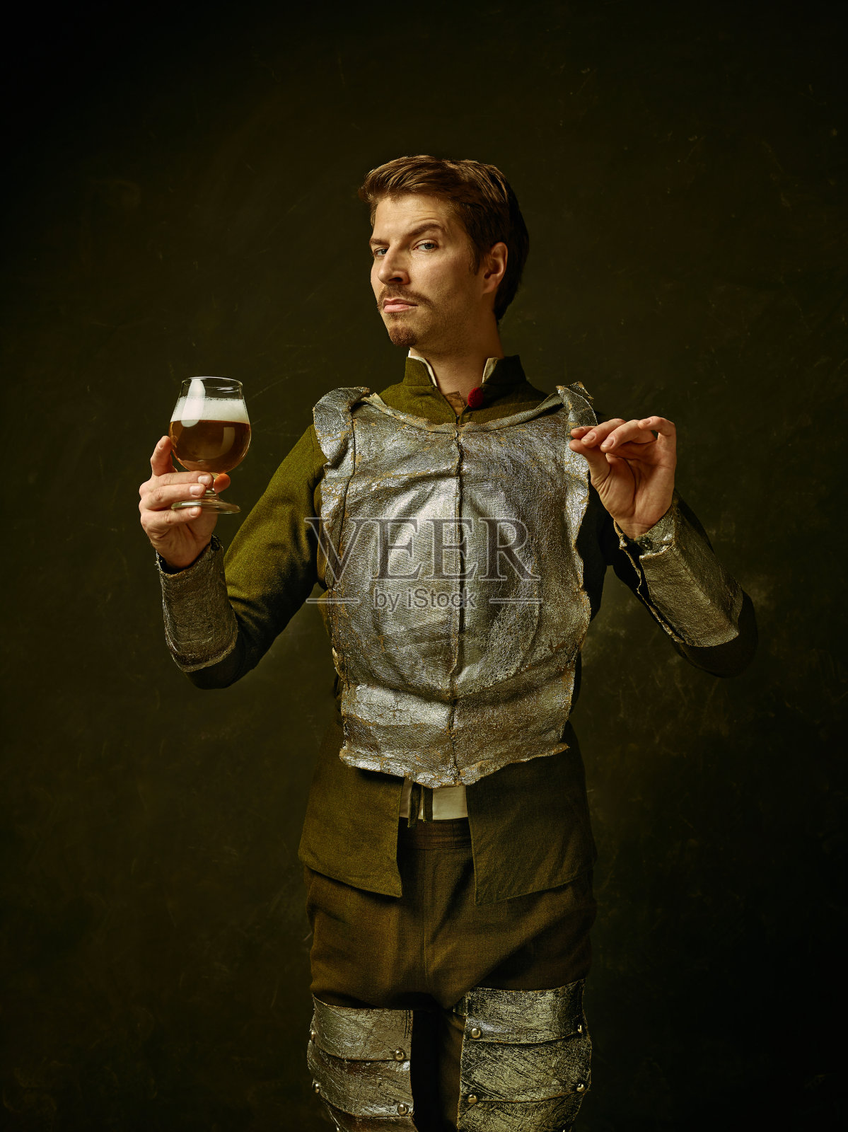 黑暗背景上的中世纪骑士。照片摄影图片