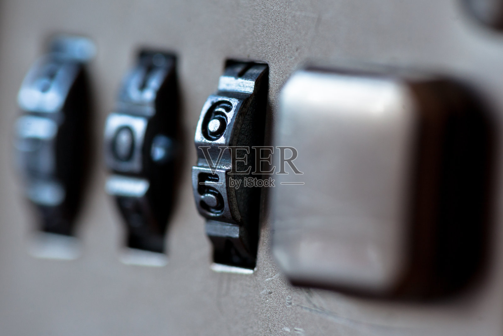 组合挂锁关闭与铬数字。机械密码锁、计数器照片摄影图片