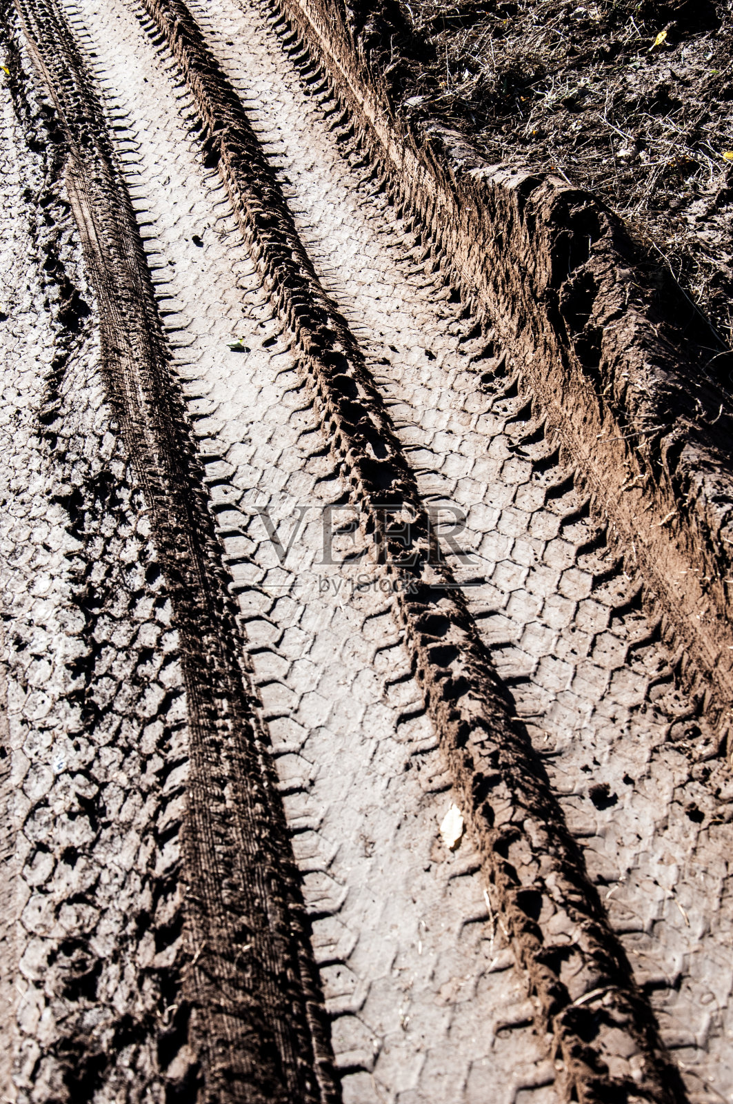 风景如画的土路，汽车轨道，汽车轮胎的胎面花纹照片摄影图片