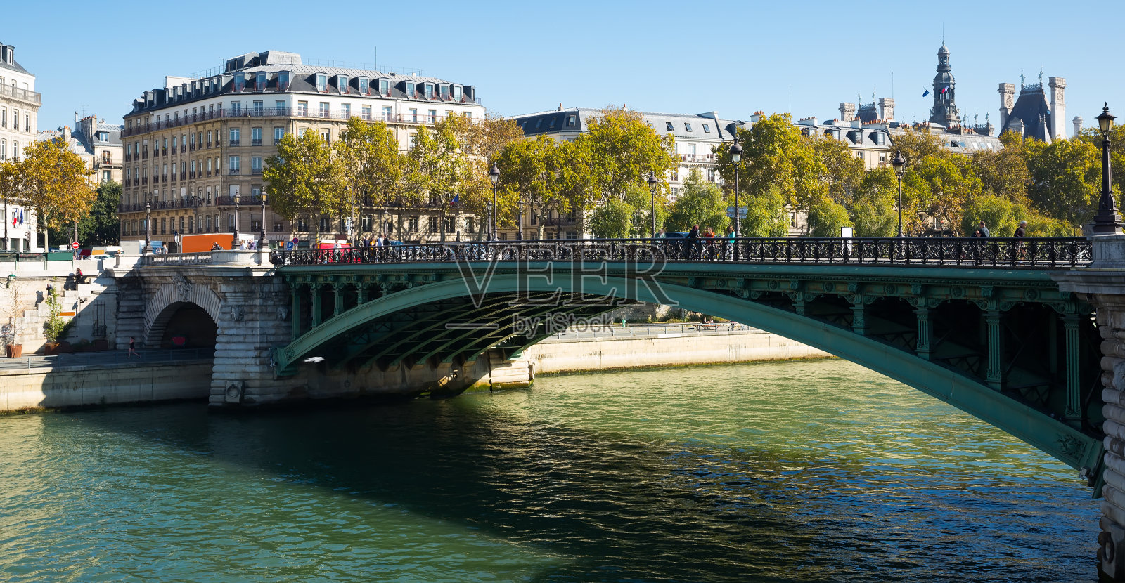 横跨巴黎塞纳河的圣母院桥照片摄影图片