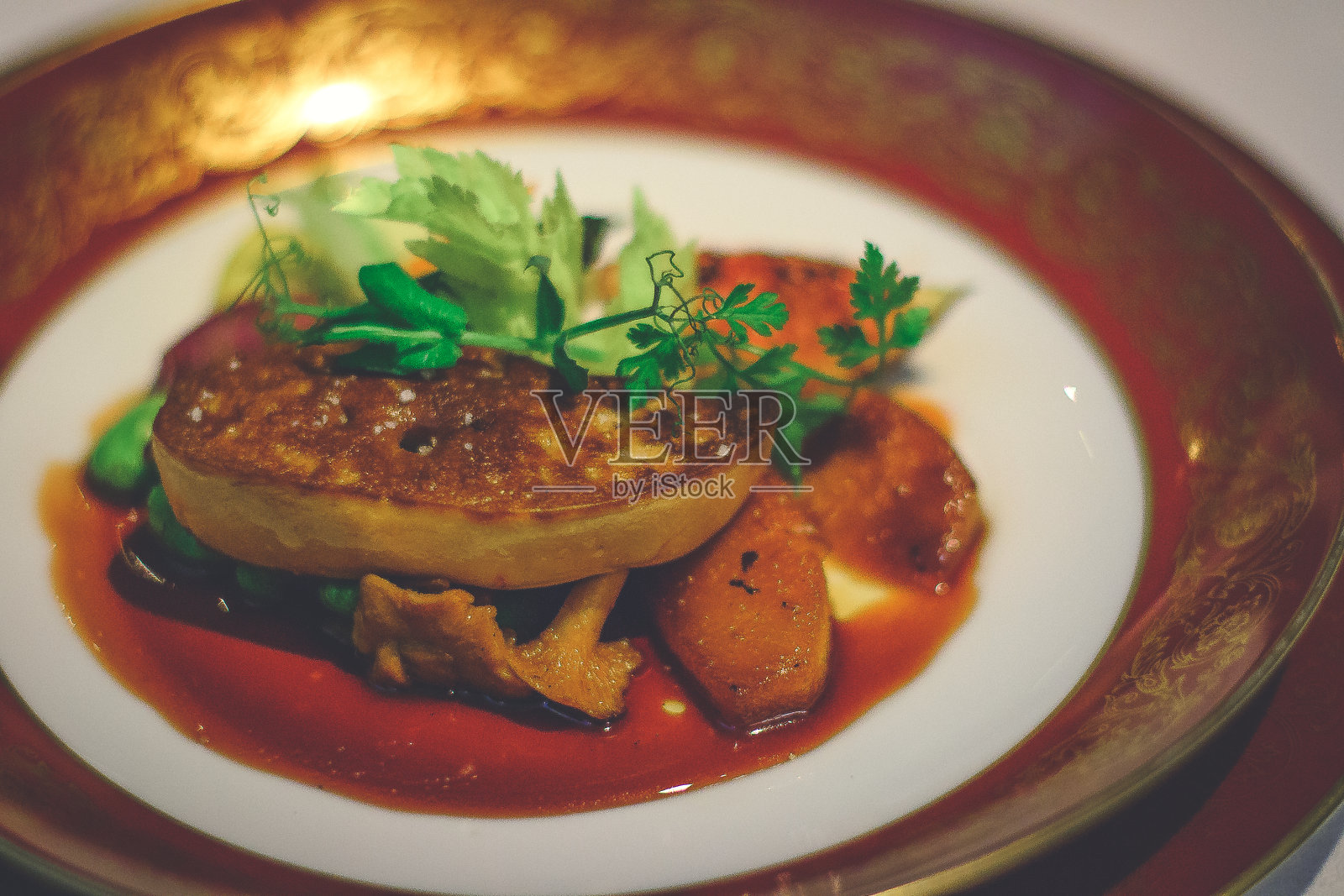 烤鹅肝葡萄牙港酒酱配无花果和鹅肝照片摄影图片