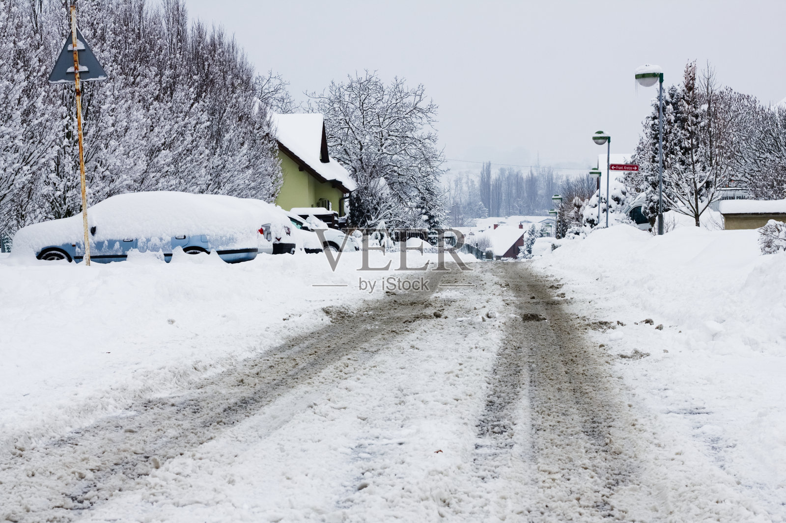 冬天的雪灾发生在一座城市里，大雪覆盖了停车场里的汽车。照片摄影图片