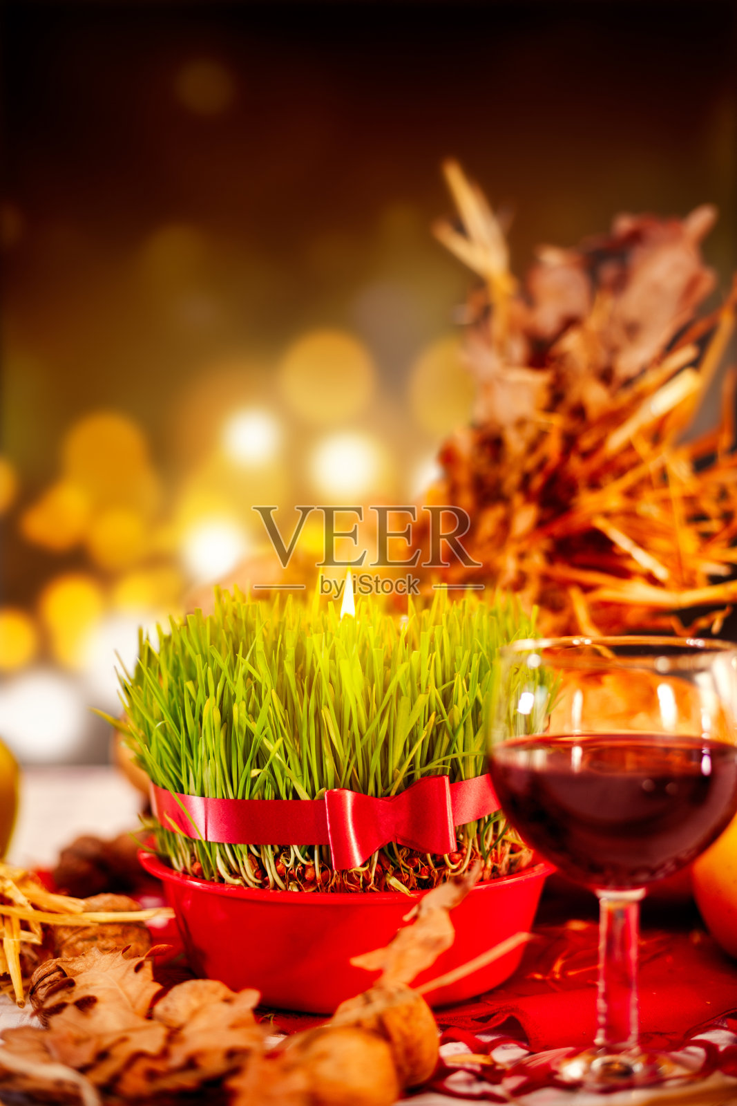 圣诞小麦和酒杯。圣诞传统的庆祝活动。照片摄影图片