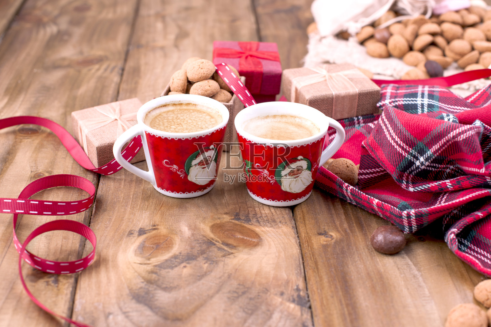 北欧圣诞节的糖果。美味的饼干在木制的背景和芳香的咖啡与泡沫在节日杯子。文本的空闲空间。照片摄影图片