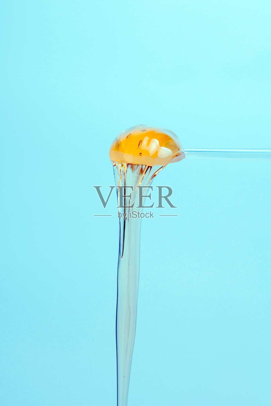 糖糊的shugaring脱毛贴在棍蓝色背景。照片摄影图片