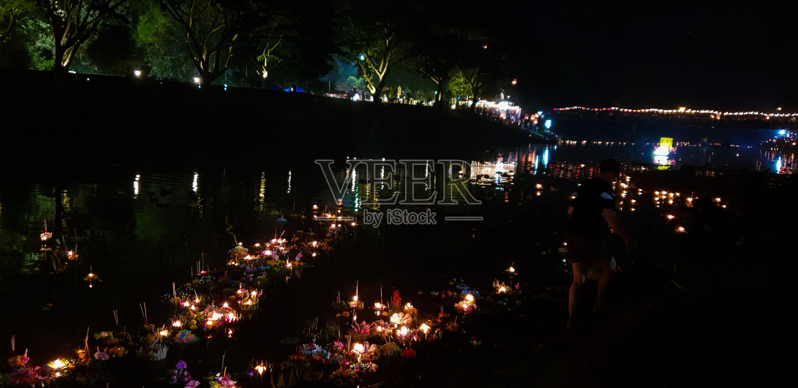 11月22日，在泰国兰汶，人们在水上漂流。照片摄影图片