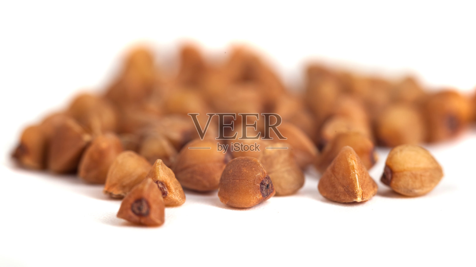 在白色背景上分离的荞麦粒，健康的木材照片摄影图片