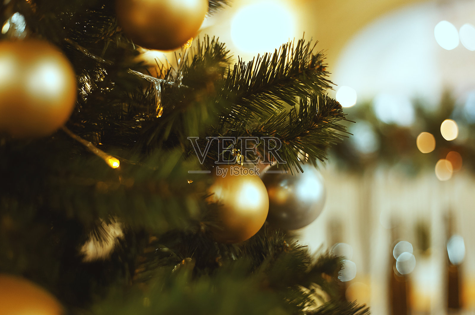 皮草树上挂着银色和金色的圣诞球照片摄影图片