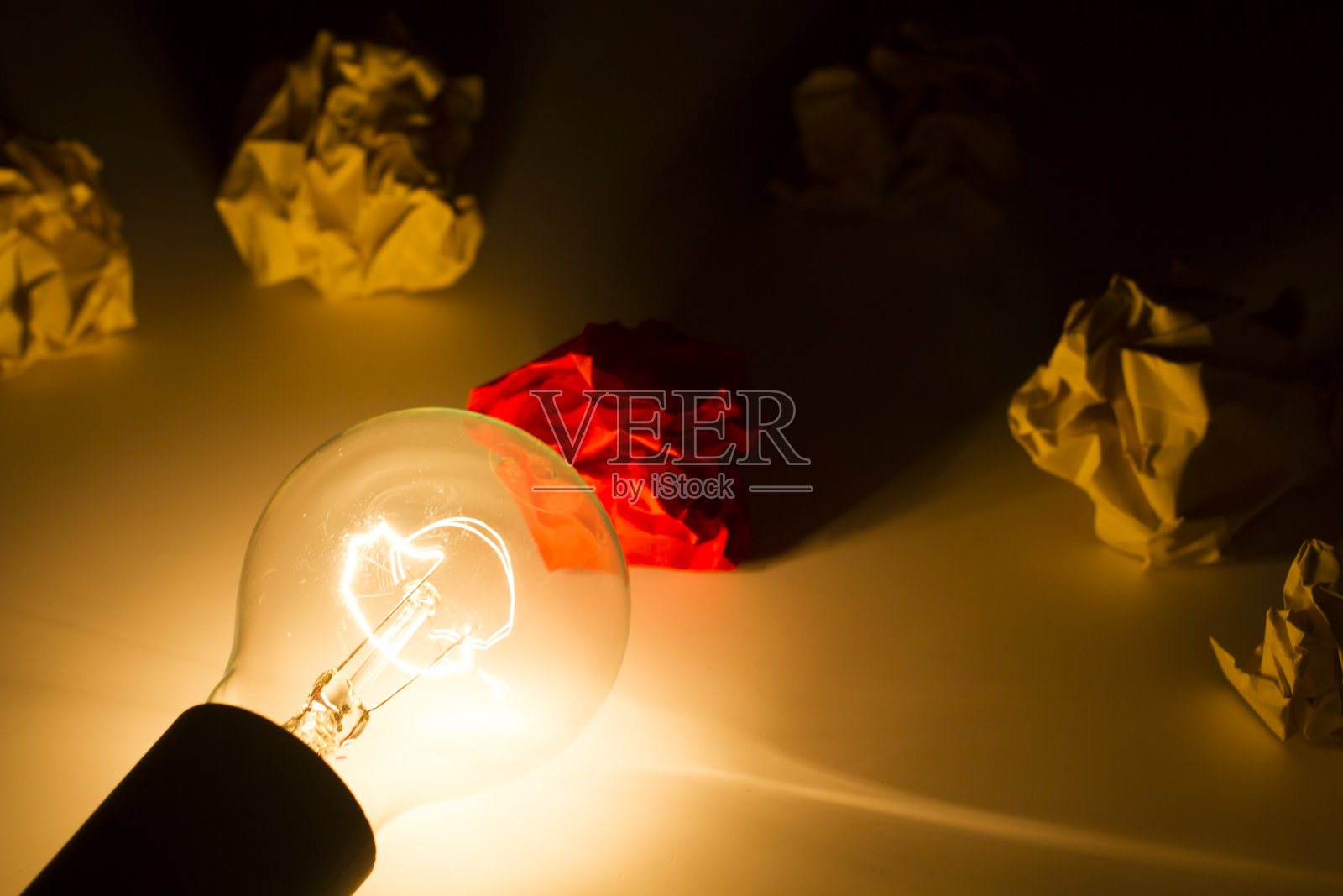 45、废纸配发光的灯泡，希望和目标照片摄影图片