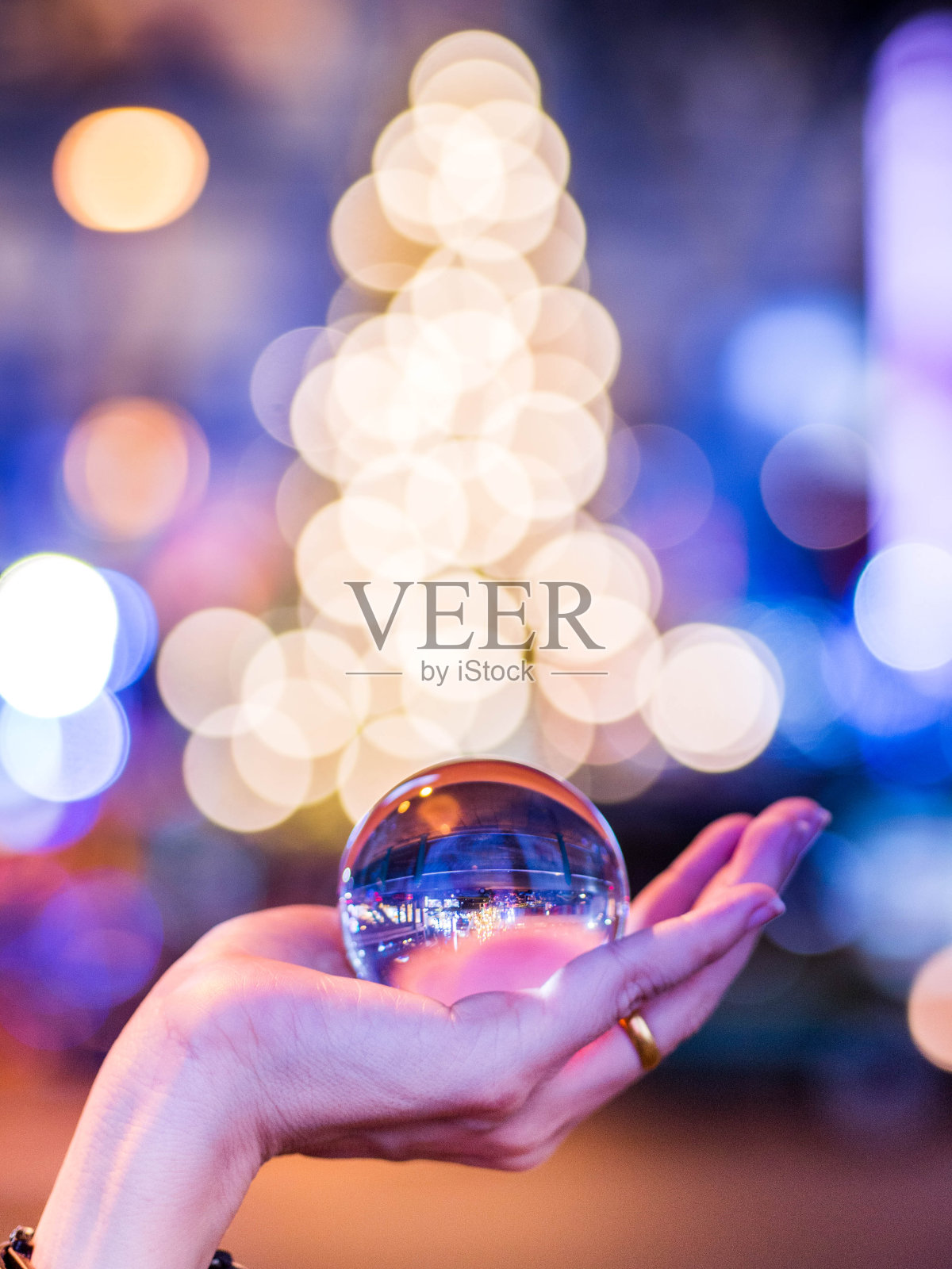水晶球在手握照明散景背景模糊照片摄影图片