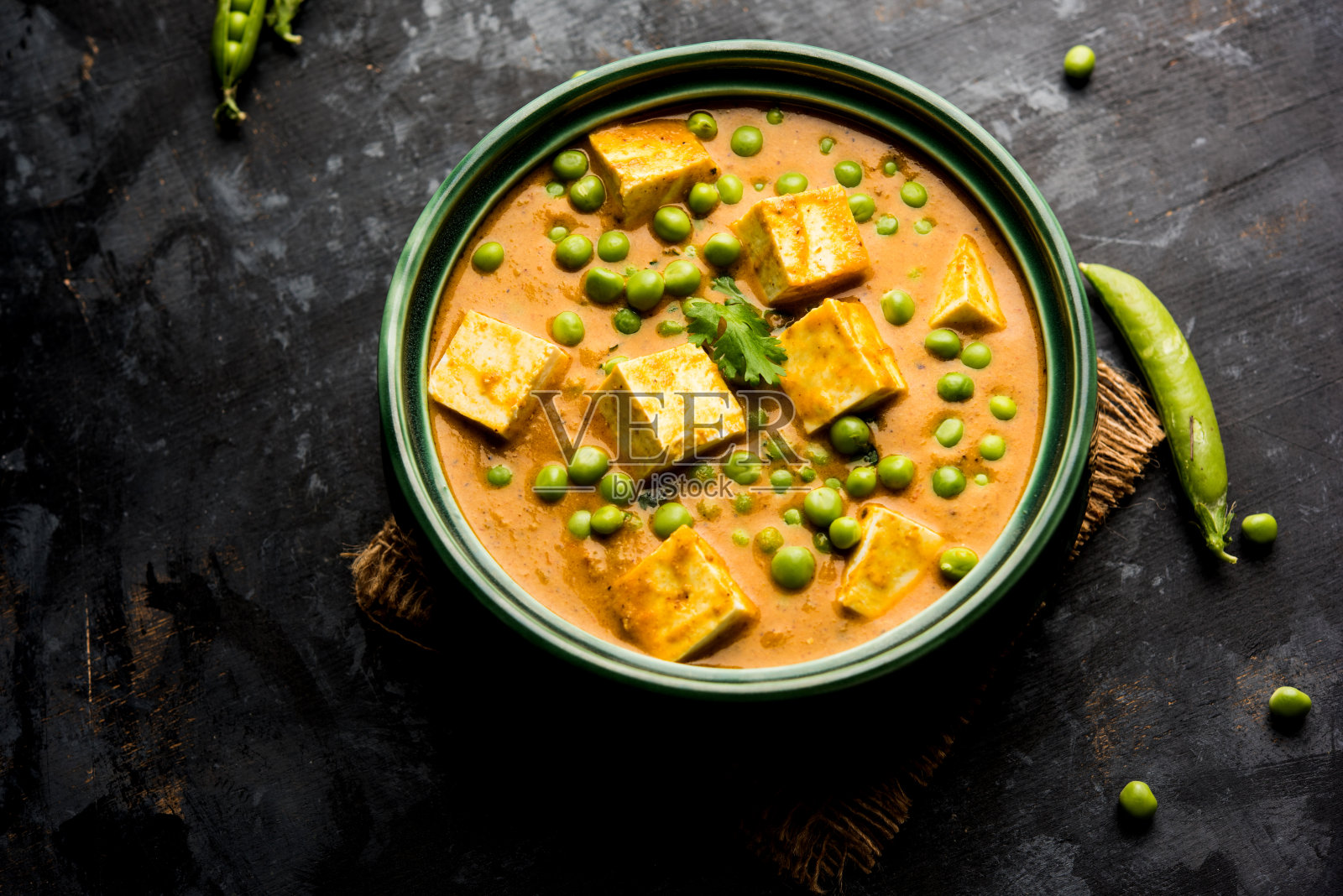 绿豌豆或马塔尔奶酪咖喱食谱，在碗里。有选择性的重点照片摄影图片