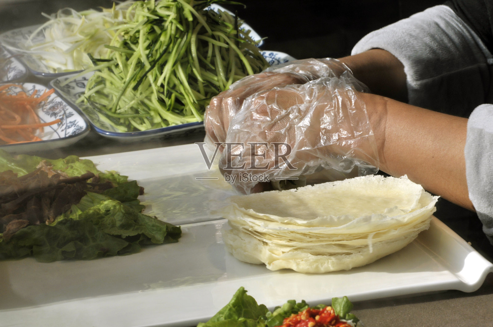 准备自制蔬菜春卷照片摄影图片