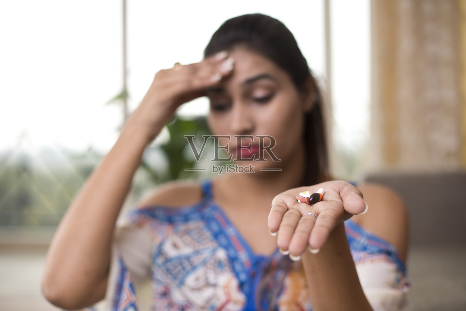 拿着治头痛药的女人照片摄影图片