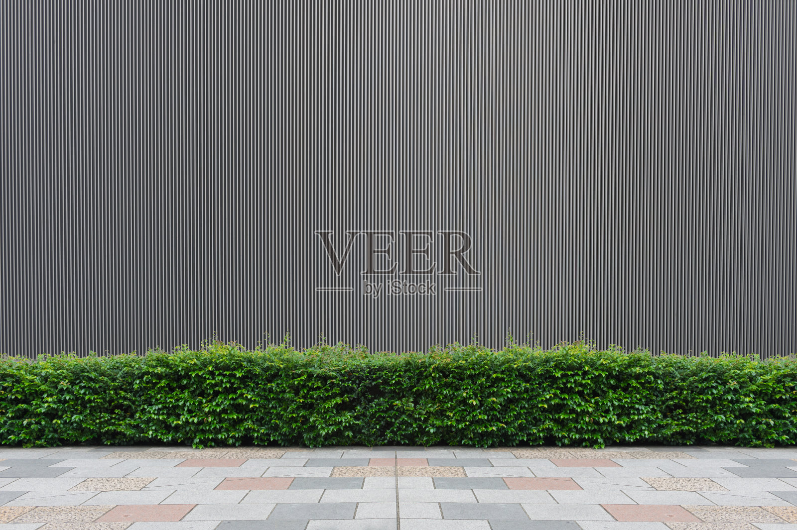 街道墙背景，工业背景，空荡荡的垃圾城市街道与仓库砖墙照片摄影图片