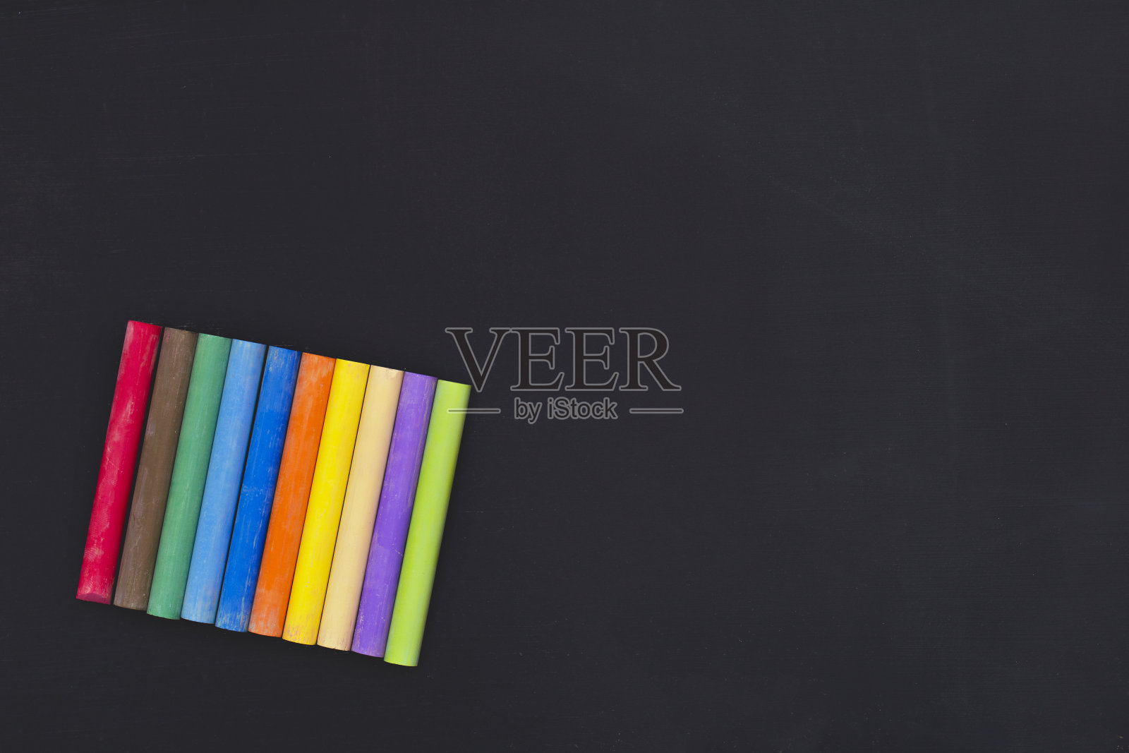 学校或大学的黑板背景与彩色粉笔照片摄影图片