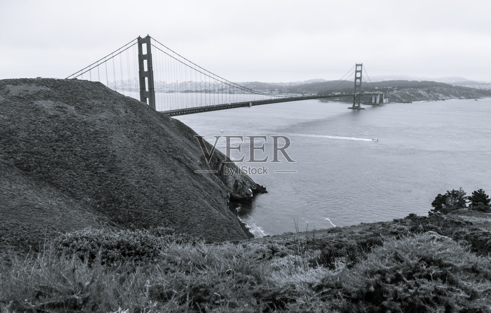 船穿过旧金山金门大桥下的加州黑白无人机与山景观视图照片摄影图片