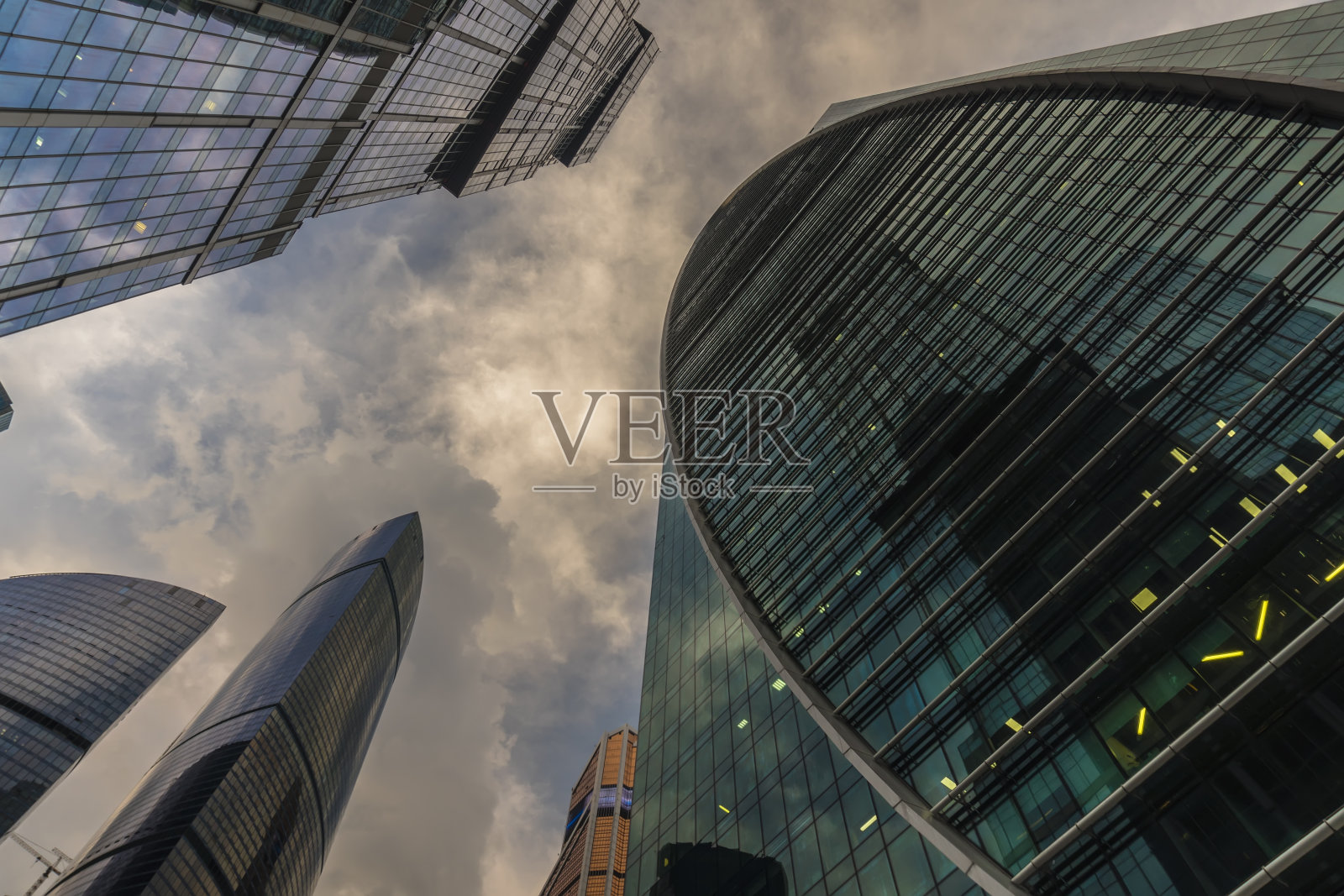 从下往上看摩天大楼和飞翔的云照片摄影图片