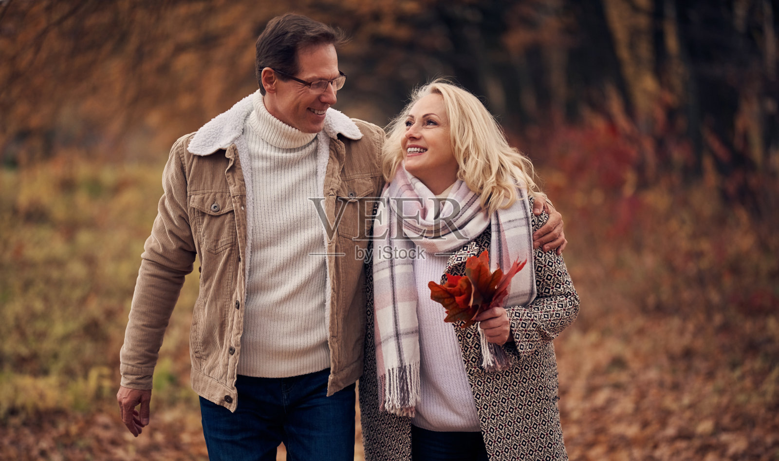 老年夫妇在公园秋天照片摄影图片