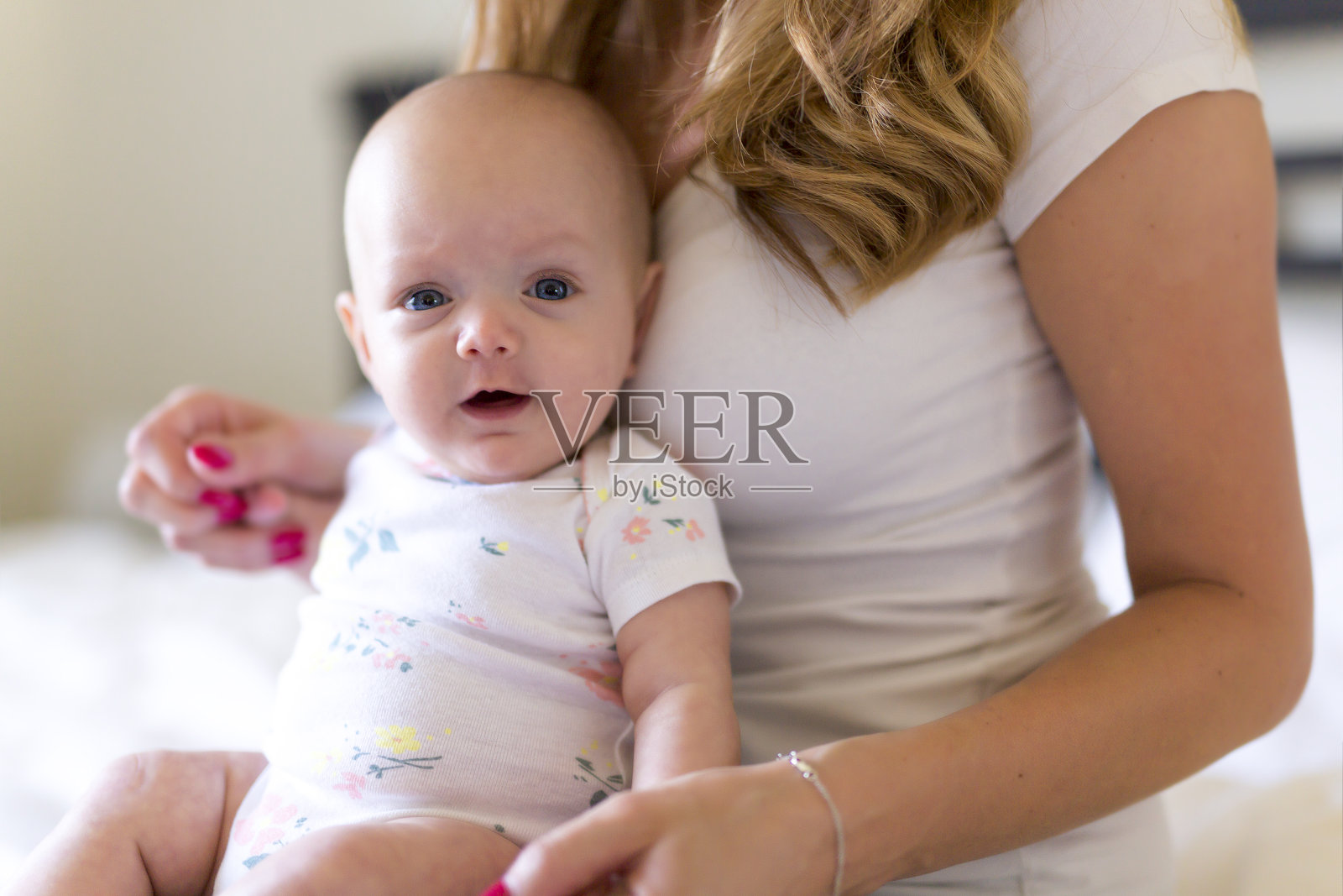 母亲和她3个月大的婴儿在卧室的肖像照片摄影图片