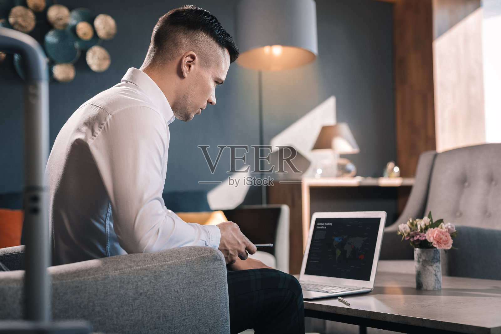 帅气的商人，黑裤子白衬衫照片摄影图片