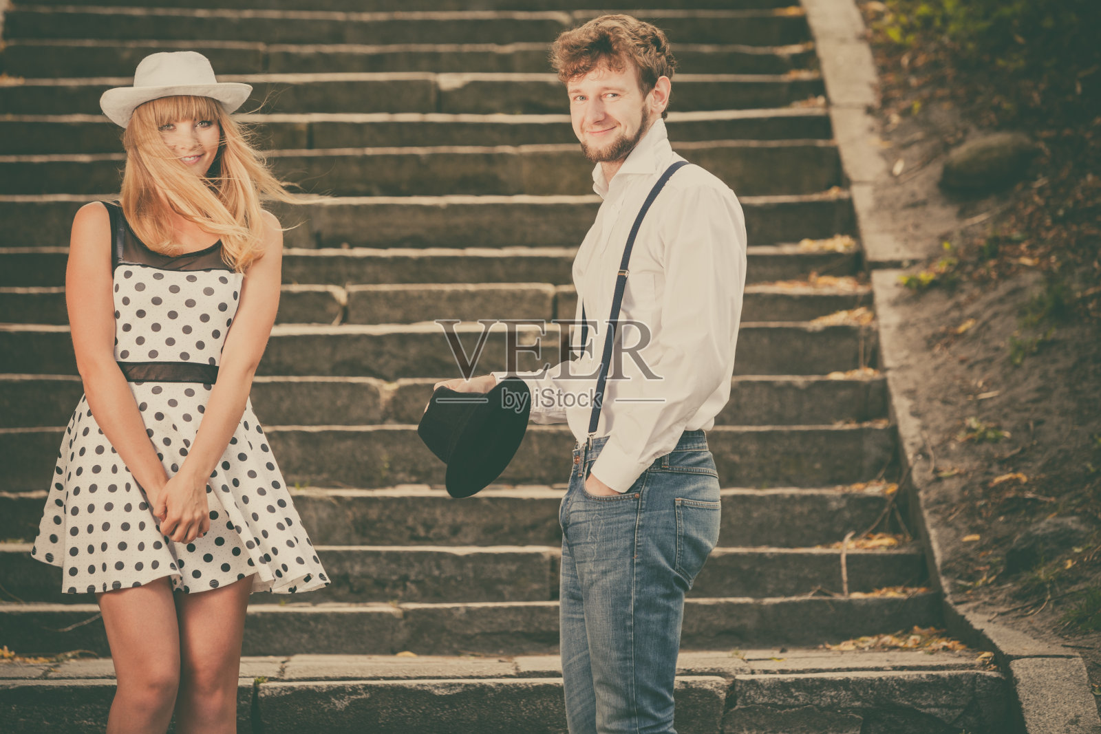 一对复古的恩爱夫妻在楼梯上调情照片摄影图片