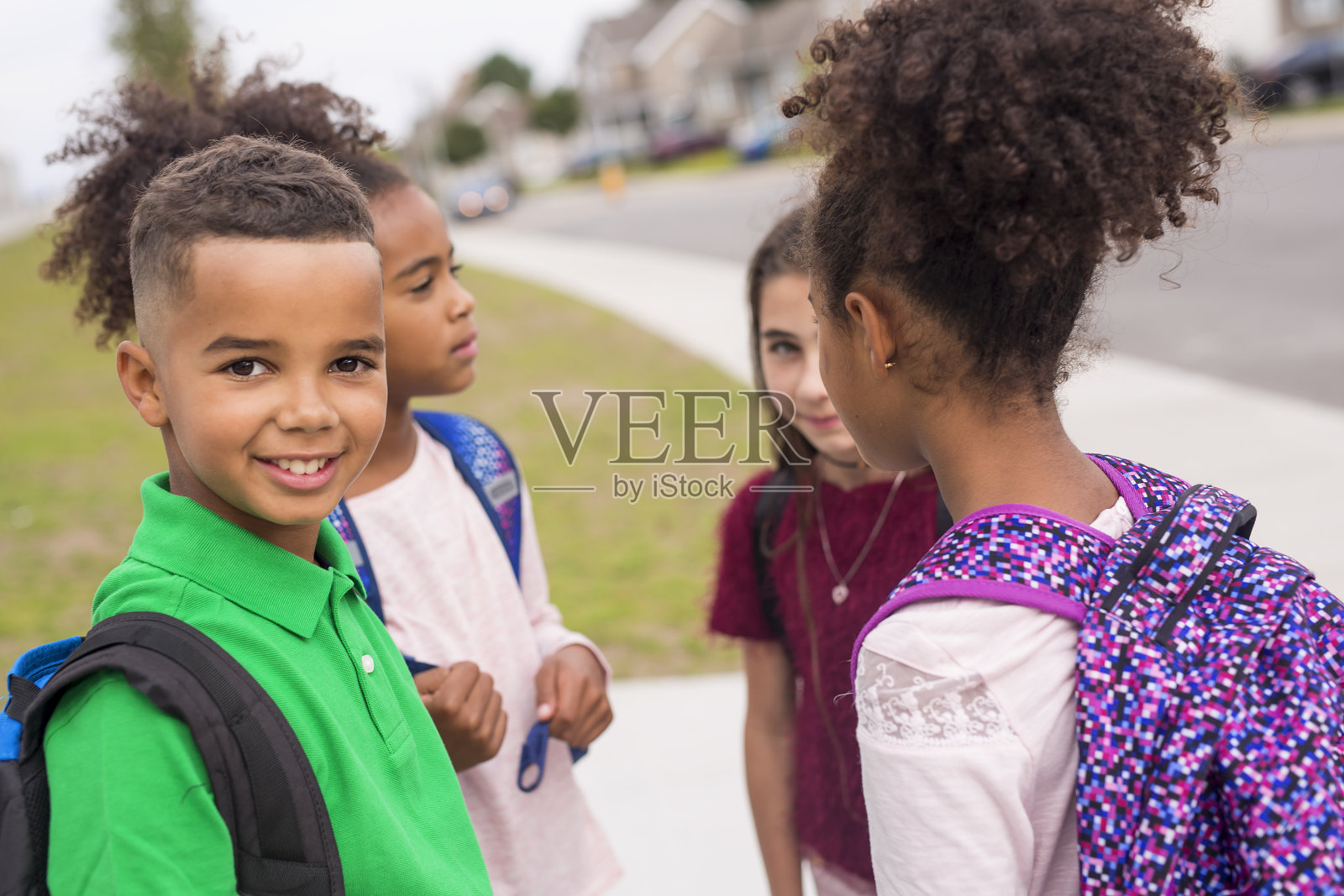 在教室外的青少年学生照片摄影图片