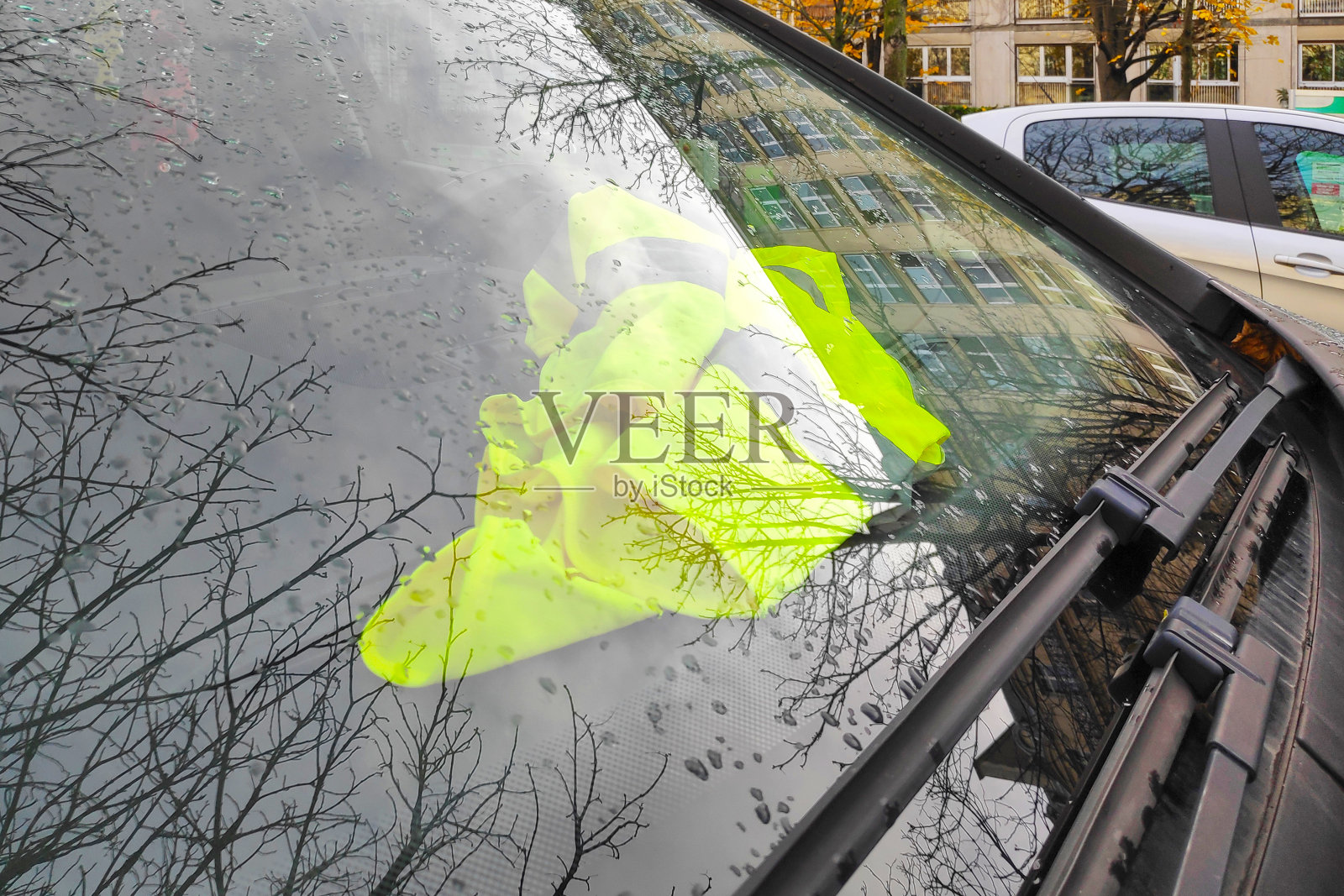 Hi-viz放在仪表板上(Gilet jaune)照片摄影图片