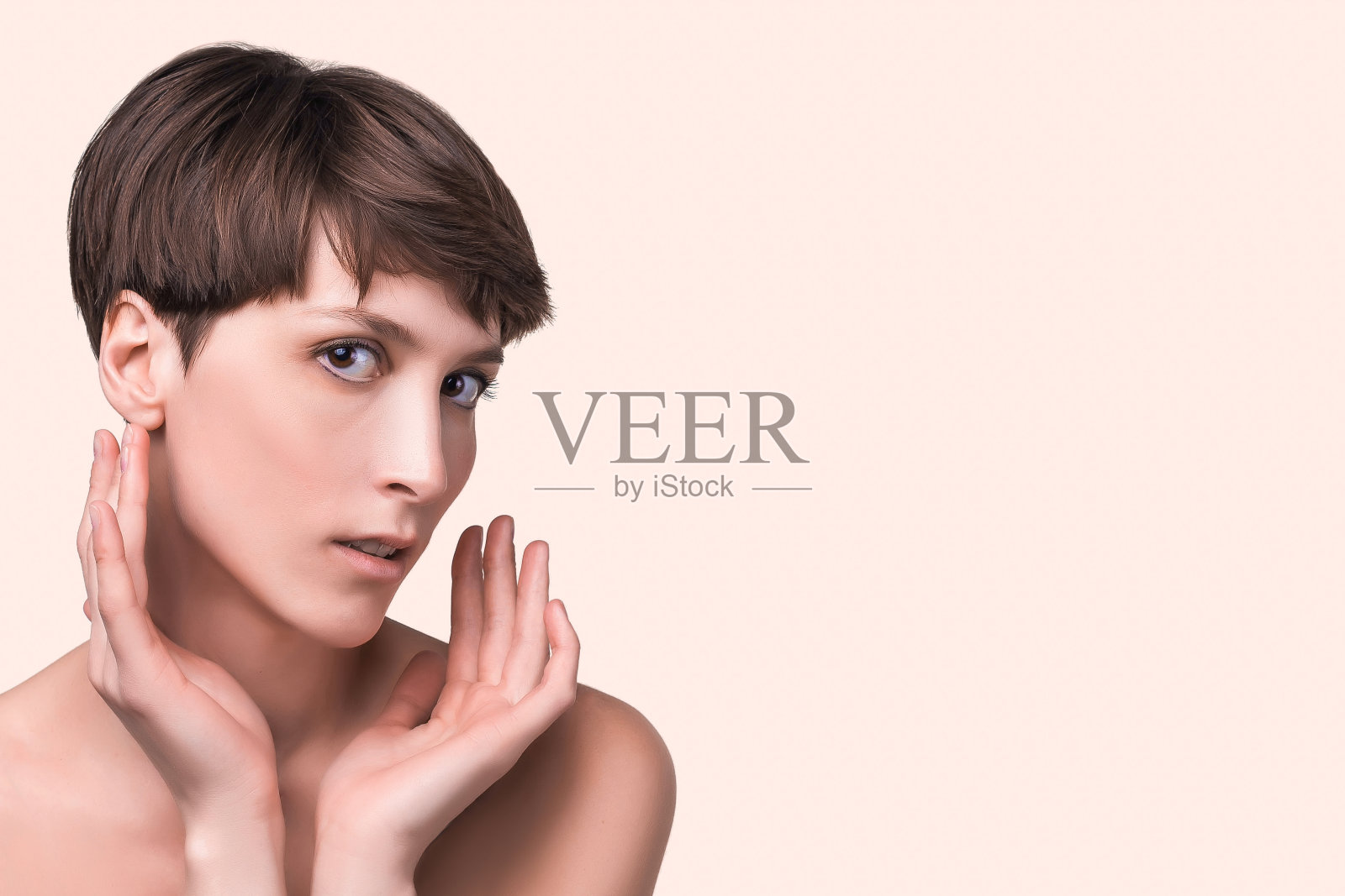 美丽的女性脸近距离。年轻模特的肖像在工作室的白色照片摄影图片