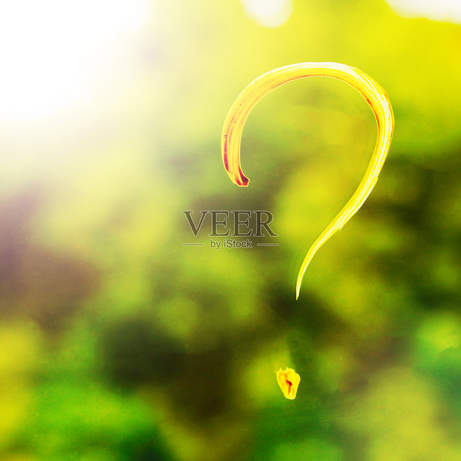 玻璃上有黄色油漆的标志照片摄影图片