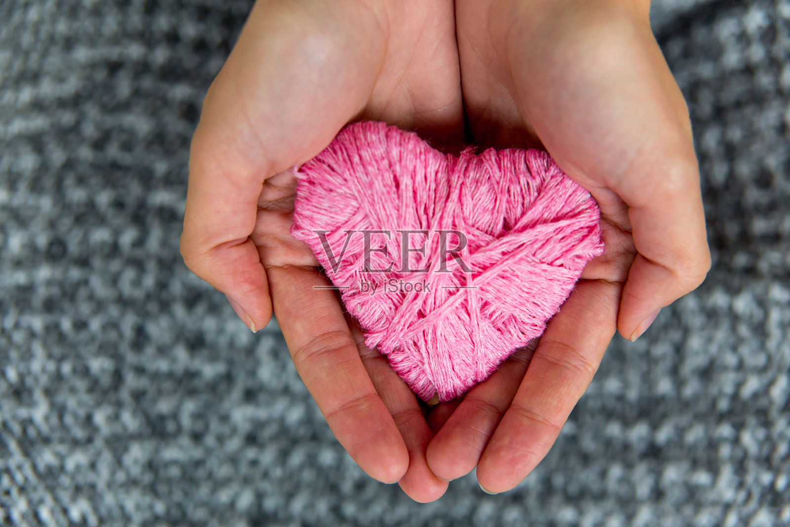 用毛线编织的粉色心形照片摄影图片