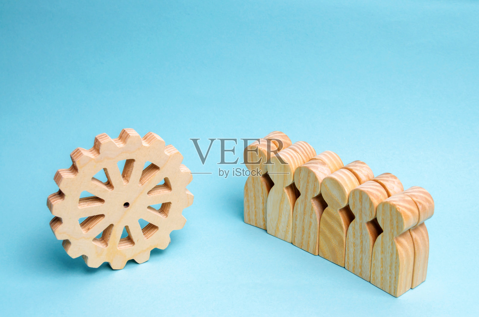 业务团队站在木齿轮附近。经营理念的概念。团队合作。战略合作。互动和统一。新技术的引进。新项目开发照片摄影图片