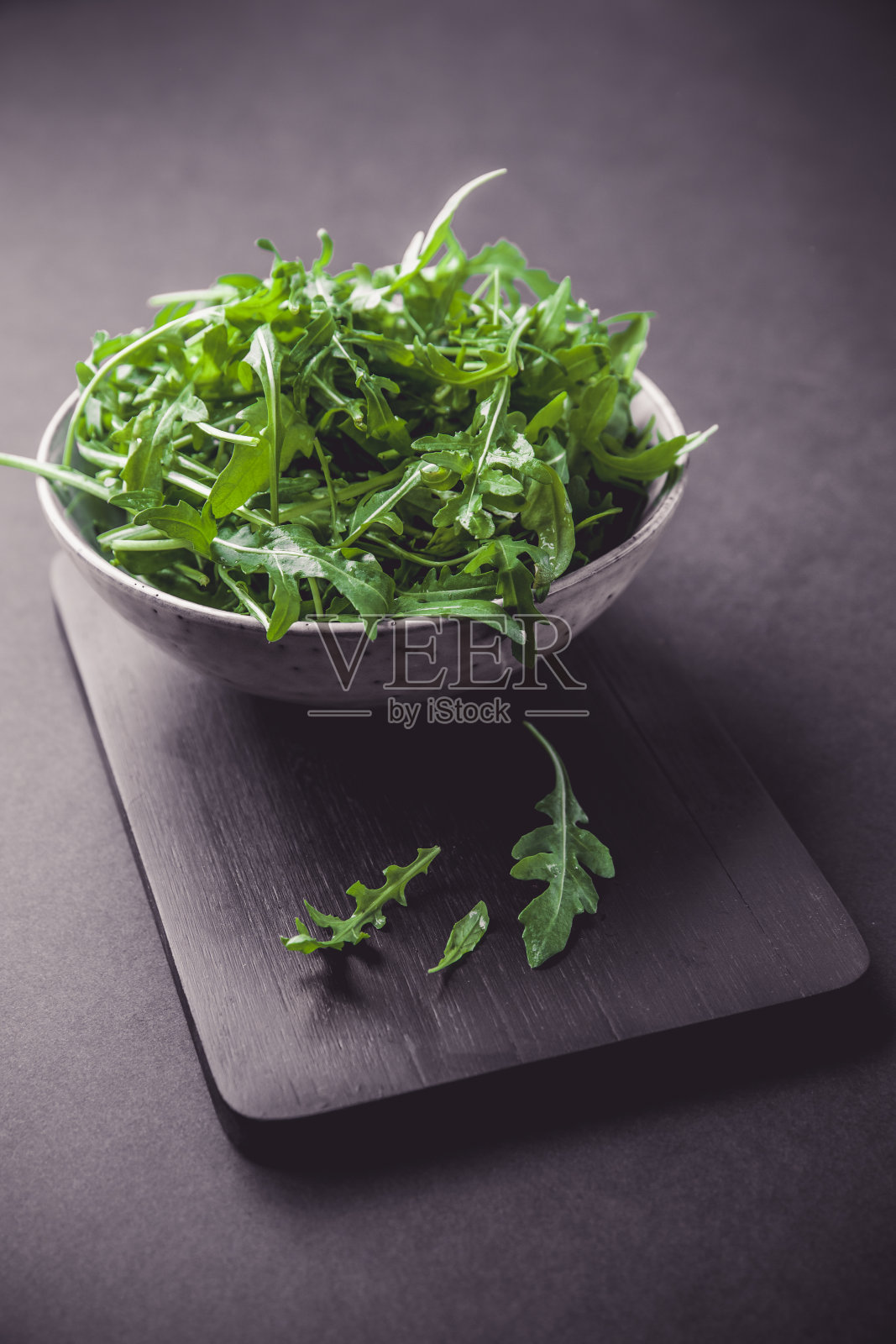 碗里有新鲜的蔬菜沙拉芝麻菜照片摄影图片